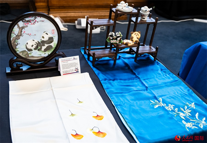 活動現(xiàn)場的現(xiàn)場文創(chuàng)展、互動體驗區(qū)、非遺區(qū)展示。人民網(wǎng) 郭錦標(biāo)攝