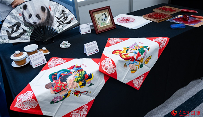 活動現(xiàn)場的現(xiàn)場文創(chuàng)展、互動體驗區(qū)、非遺區(qū)展示。人民網(wǎng) 郭錦標(biāo)攝