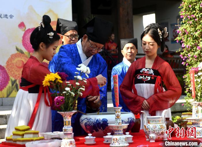 資料圖：圖為傳統(tǒng)重陽祭酒儀式?！蚊?攝