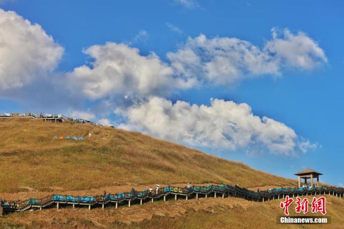 資料圖：圖為江西武功山高山草甸旁的登山步道，游客在登山。 劉力鑫 攝