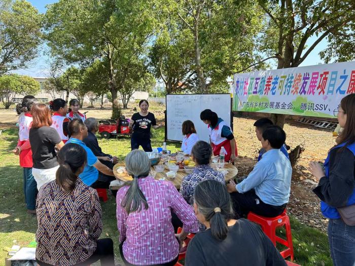 10月23日，廣東韶關(guān)農(nóng)村的互助養(yǎng)老探索，結(jié)合仁化縣董塘鎮(zhèn)新龍村的重陽節(jié)活動，將村支書、婦女主任、項目管理人員、新龍村助老員、村民志愿者、健康熱心的老人聚集在一起。 受訪者供圖