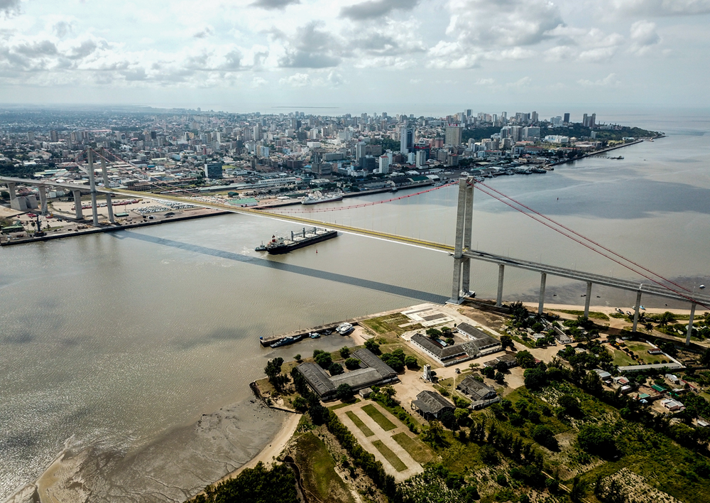 這是2019年4月8日在莫桑比克首都馬普托拍攝的馬普托大橋（無人機照片）。新華社記者 張宇 攝