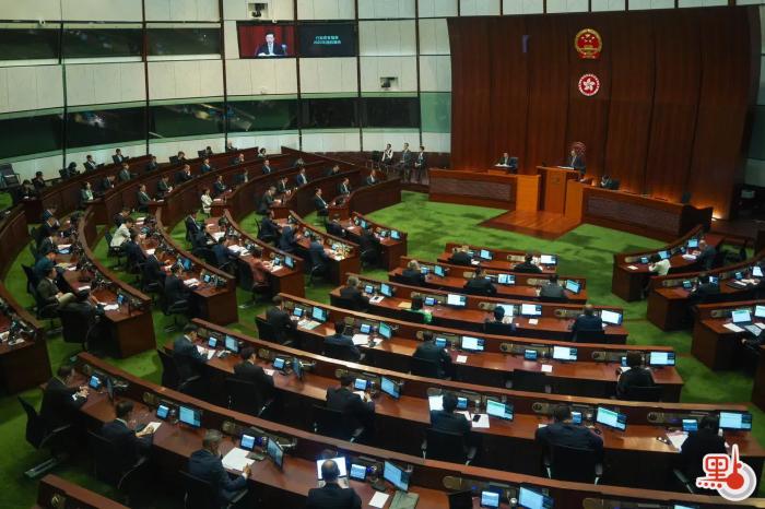 李家超在立法會(huì)宣讀新一份施政報(bào)告。圖片來源：香港“點(diǎn)新聞” 麥鈞杰 攝