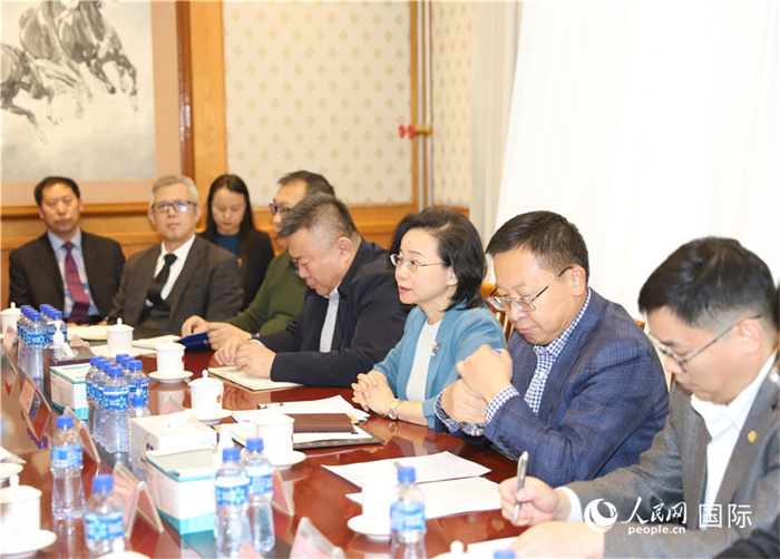 1.2023年10月30日，沈敏娟（右三）大使與中企代表座談。人民網(wǎng)記者 霍文攝