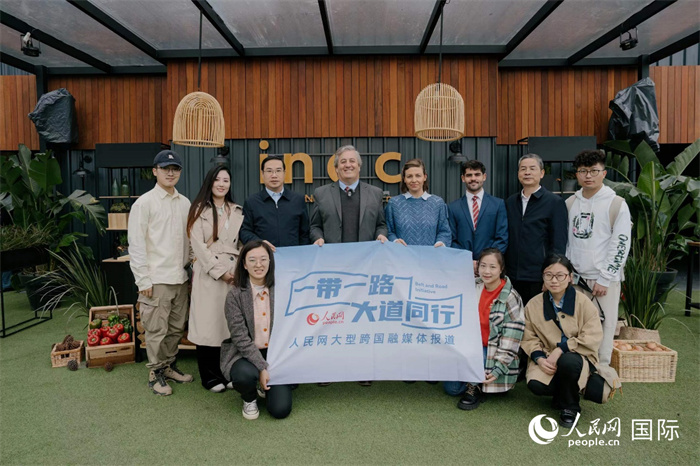 在烏拉圭第118屆普拉多牧農(nóng)業(yè)國際博覽會上，烏拉圭國家肉類協(xié)會主席與人民網(wǎng)記者合影。人民網(wǎng)記者 張若涵攝