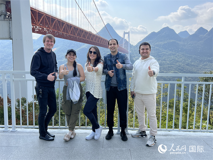 歐亞國家記者在壩陵河大橋下合影，并給大橋“點(diǎn)贊”。人民網(wǎng) 花放攝