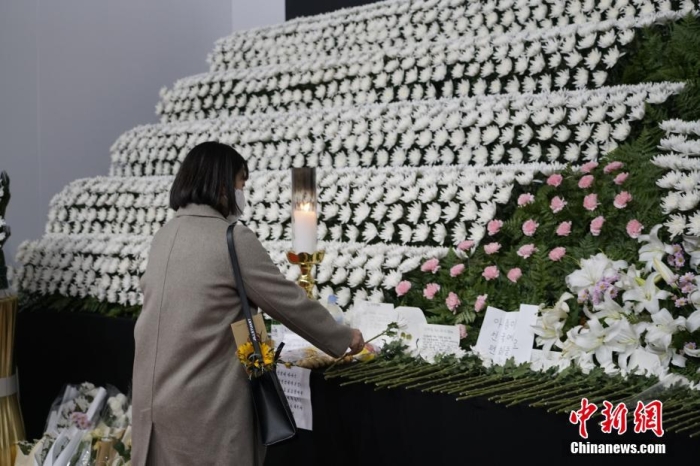 當(dāng)?shù)貢r(shí)間11月1日23時(shí)45分許，韓國(guó)民眾在位于首爾廣場(chǎng)的集體焚香所悼念梨泰院踩踏事故遇難者。 <a target='_blank' href='/'><p  align=