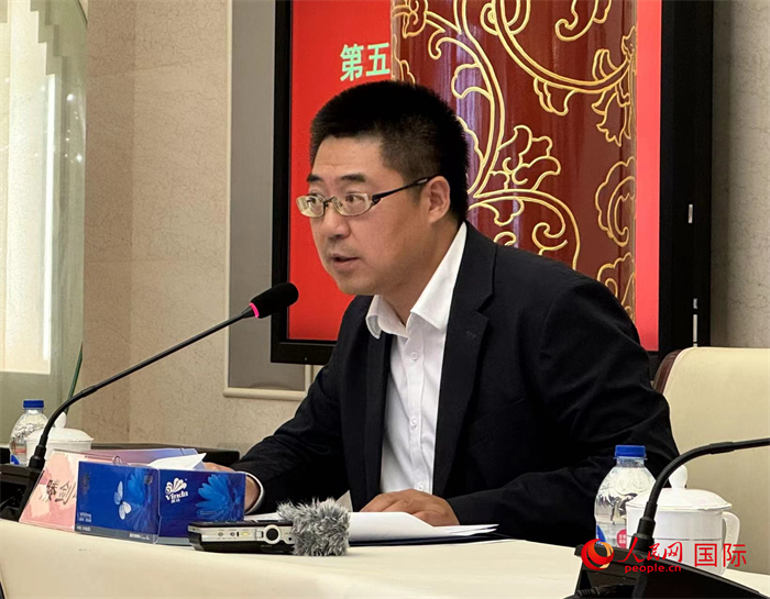 10月31日，歐美同學(xué)會(huì)副秘書(shū)長(zhǎng)滕劍峰在第五屆中法文化論壇媒體吹風(fēng)會(huì)上講話。（人民網(wǎng) 謝瑩攝）
