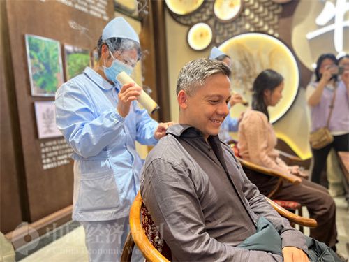   （外媒記者體驗艾灸。中國經濟周刊記者 郭志強 攝）