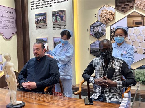   （外媒記者爭先恐后體驗艾灸，直呼神奇。中國經濟周刊記者 郭志強 攝）