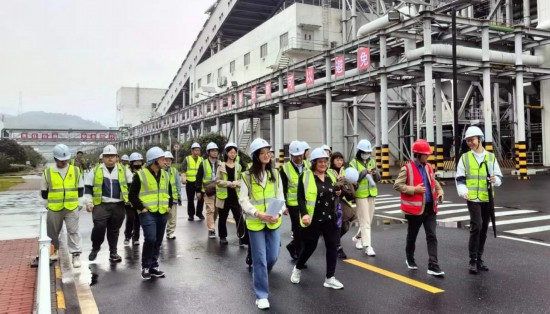   2023“一帶一路”媒體合作論壇聯(lián)合采訪團走進國家電投江西公司分宜電廠廠區(qū)。（本報記者 周歡攝）