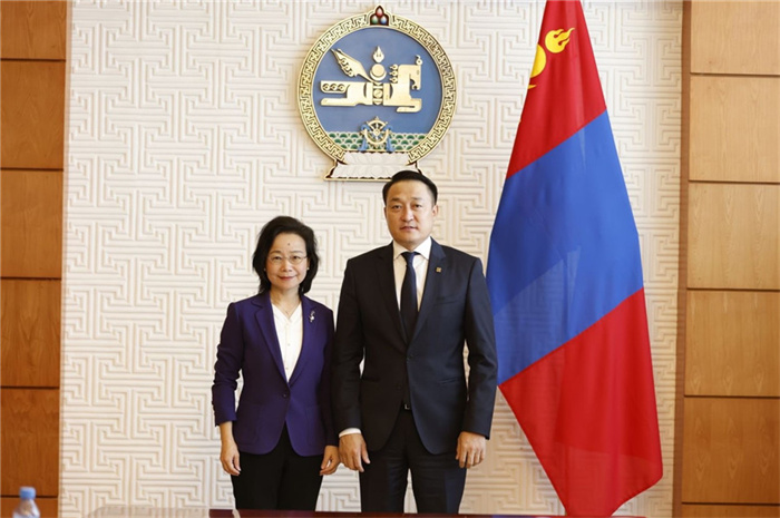 10月31日，中國駐蒙古國大使沈敏娟到任拜會蒙政府辦公廳主任兼蒙古人民黨總書記阿瑪爾巴伊斯格楞（右）。中國駐蒙古使館供圖