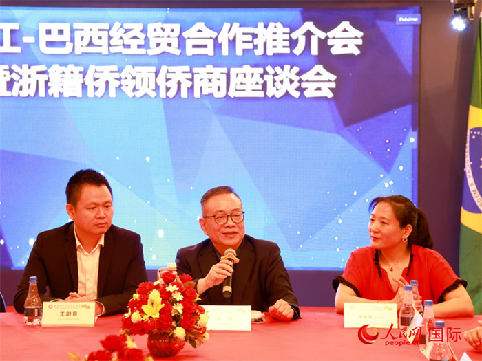 浙江海外聯(lián)誼會常務(wù)副會長徐旭（中）和與會僑領(lǐng)僑商座談。人民網(wǎng)記者 陳海琪攝