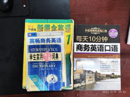   胡振興學(xué)習(xí)英語所用的資料。（圖片由受訪者提供）