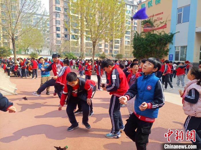 資料圖：小學(xué)生在大課間踢毽子。黃建 攝