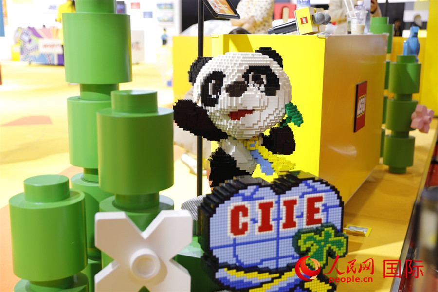 11月5日，消費(fèi)品展區(qū)展出的進(jìn)博會(huì)吉祥物進(jìn)寶造型積木。人民網(wǎng)記者 李美玉攝
