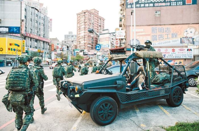 圖為2021年臺(tái)陸軍特種作戰(zhàn)指揮部在演習(xí)。圖片來(lái)源：臺(tái)灣《中國(guó)時(shí)報(bào)》。