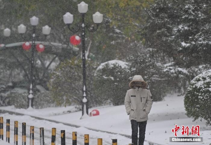圖為市民在雪中出行。 <a target='_blank' href='/' ><p  align=
