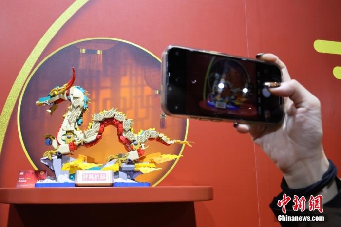第六屆中國國際進口博覽會舉行，消費品展區(qū)展出以生肖龍為題材的中國元素產(chǎn)品。<a target='_blank' href='/'><p  align=