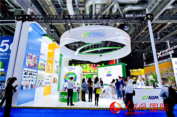 美國農(nóng)產(chǎn)品加工和貿(mào)易企業(yè)ADM在進博會的展臺。人民網(wǎng)記者 趙益普攝