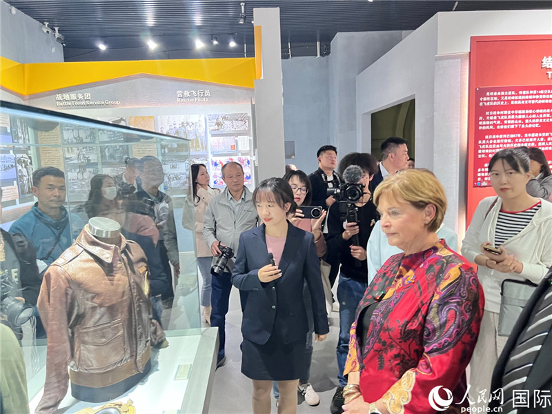 飛虎隊(duì)指揮官陳納德將軍外孫女嘉蘭惠（右）在參觀昆明市博物館展示的文物。人民網(wǎng) 趙瞳攝