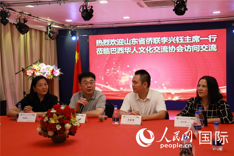 山東省僑聯(lián)主席李興鈺（左二）和與會(huì)僑領(lǐng)座談。人民網(wǎng)記者宋亦然攝