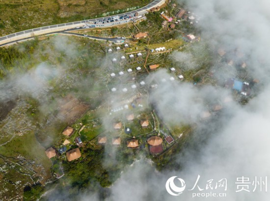 航拍掩映在晨間薄霧中的“花都里·化屋野奢度假營地“。人民網(wǎng) 陽茜攝