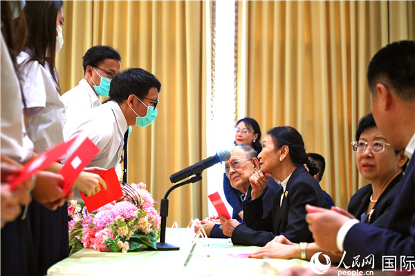 圖為獎(jiǎng)助學(xué)金頒發(fā)現(xiàn)場(chǎng)。人民網(wǎng)記者 白元琪攝