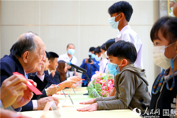 圖為獎(jiǎng)助學(xué)金頒發(fā)現(xiàn)場(chǎng)。人民網(wǎng)記者 白元琪攝