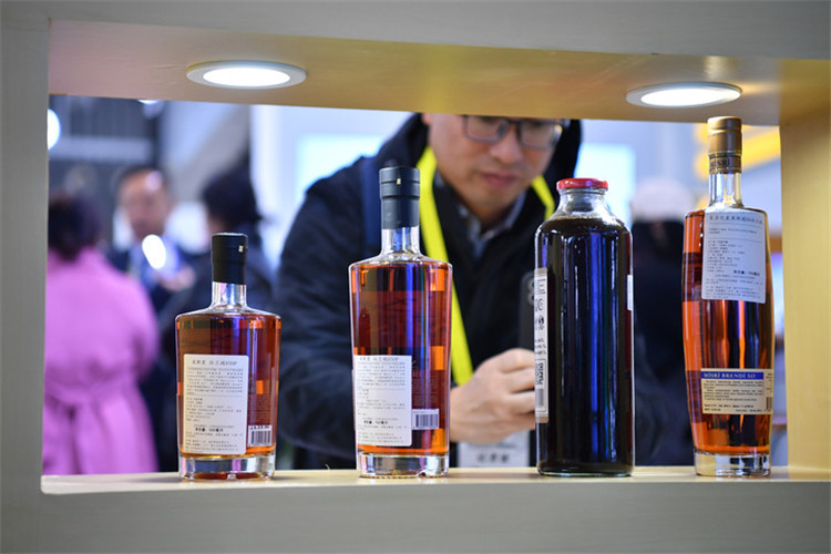 11月16日，觀眾在第七屆絲博會上參觀阿塞拜疆展位上的酒水產(chǎn)品。新華社記者 邵瑞 攝