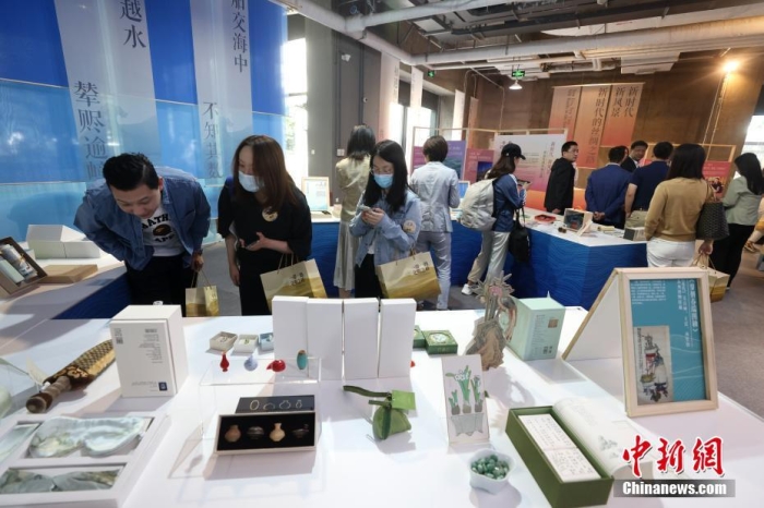 9月28日，“一帶一路，文明之橋”圖書文創(chuàng)展在北京圖書大廈開幕，圖為觀眾參觀展覽。<a target='_blank' href='/'><p  align=