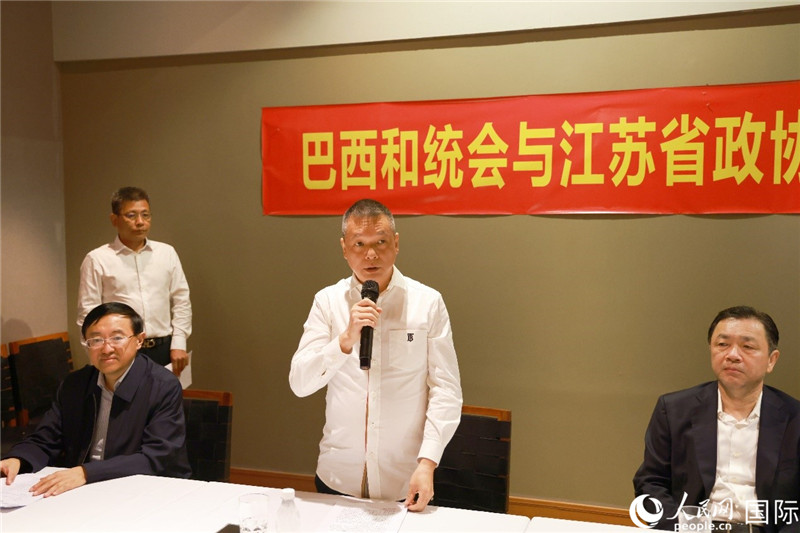 巴西和統(tǒng)會會長王俊曉（中）在座談會上致辭。人民網記者 陳海琪攝