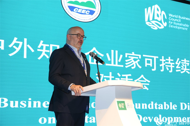 世界可持續(xù)發(fā)展工商理事會會長兼主席貝德凱致辭。人民網(wǎng)記者任皓宇攝
