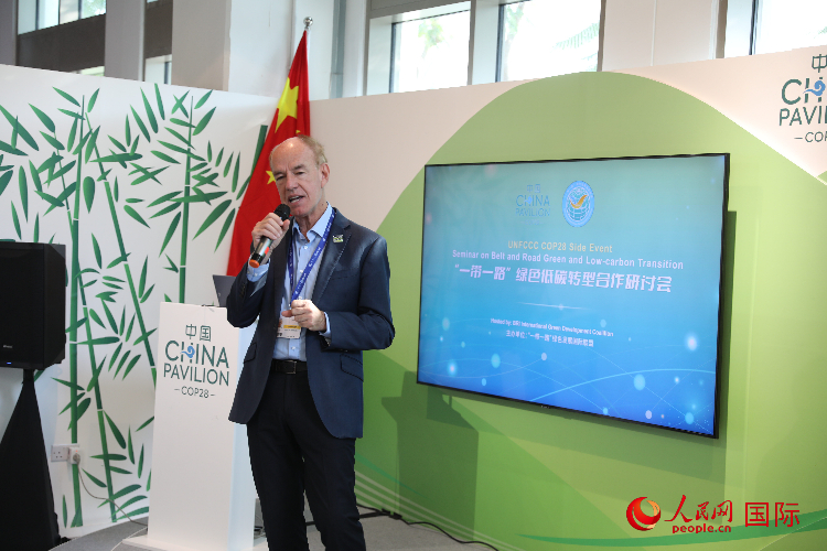 綠色聯(lián)盟聯(lián)合主席、世界自然基金會國際特使蘭博蒂尼在“一帶一路”綠色低碳轉型合作研討會上發(fā)言。人民網(wǎng)記者 張志文攝