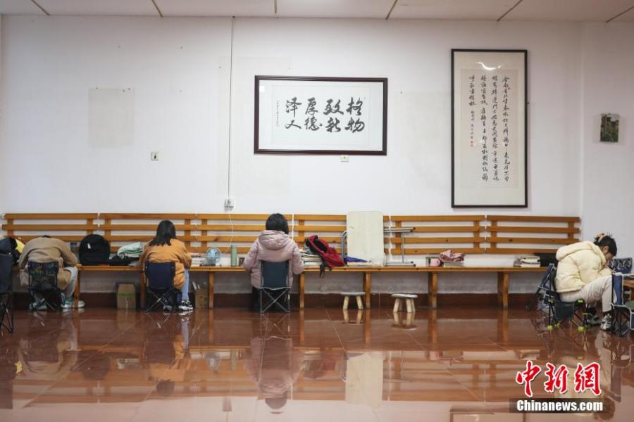 資料圖：幾位考研學生在南昌大學教學樓的公共空間復習備考。劉力鑫 攝