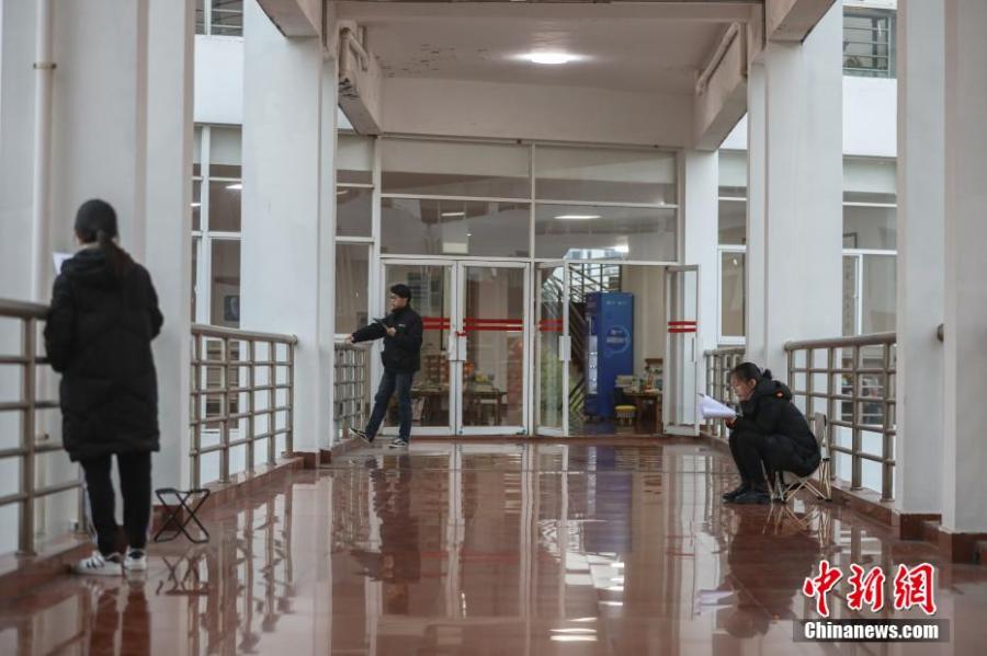 資料圖：幾位考研學生在南昌大學教學樓的天橋上復習備考。劉力鑫 攝