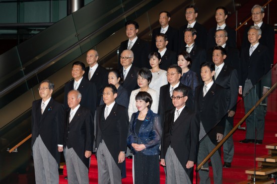 9月13日，日本首相岸田文雄（前排中）在東京的首相官邸率閣僚合影。新華社記者張笑宇攝
