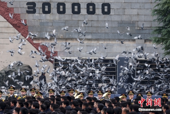 12月13日是第十個南京大屠殺死難者國家公祭日。當(dāng)天上午，南京大屠殺死難者國家公祭儀式在侵華日軍南京大屠殺遇難同胞紀(jì)念館舉行。圖為國家公祭儀式現(xiàn)場。<a target='_blank' href='/'><p  align=