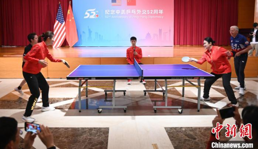 當?shù)貢r間12月13日，中國駐美使館在華盛頓舉辦慶?；顒蛹o念中美乒乓外交52周年。圖為丁寧、劉偉、戴爾等中美運動員上演混雙表演賽。中新社記者 陳孟統(tǒng) 攝