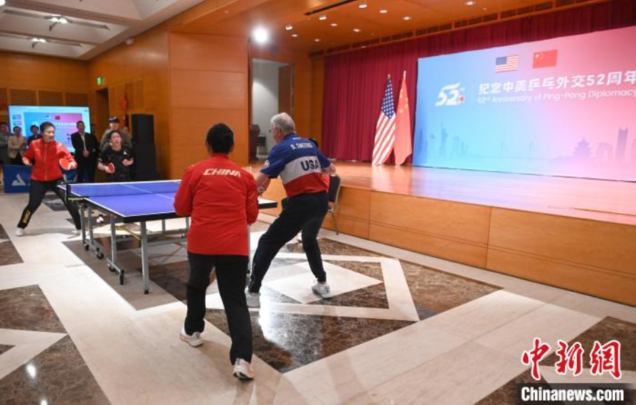 當?shù)貢r間12月13日，中國駐美使館在華盛頓舉辦慶?；顒蛹o念中美乒乓外交52周年。圖為丁寧、劉偉、戴爾等中美運動員上演混雙表演賽。中新社記者 陳孟統(tǒng) 攝