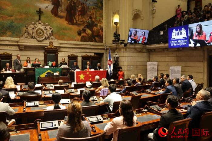 當(dāng)?shù)貢r間12月15日晚，巴西里約熱內(nèi)盧市議會在議會大廳舉行隆重儀式，向一批為推動巴西和中國友好合作做出突出貢獻的機構(gòu)、團體和個人授予“杰出貢獻獎”。人民網(wǎng)記者 時元皓攝