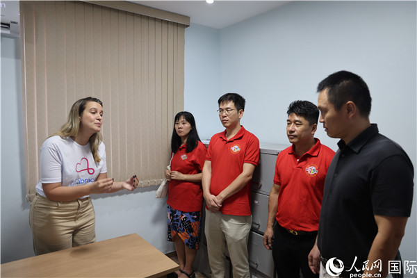 王尉育等人參觀并了解協(xié)會(huì)活動(dòng)場(chǎng)所及設(shè)施。人民網(wǎng)記者 時(shí)元皓攝