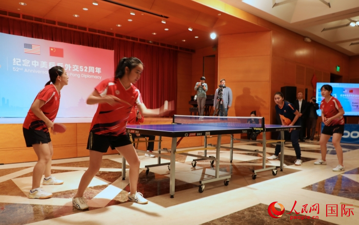 來自北京大學、美國弗吉尼亞大學的中美青年乒乓球運動員進行表演賽。人民網記者 李志偉攝