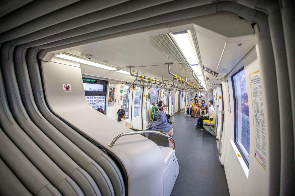 9月14日，乘客在泰國曼谷搭乘“黃線”列車。泰國曼谷是世界著名旅游目的地之一，當(dāng)?shù)厝税堰@座城市的高架軌道交通系統(tǒng)稱為“曼谷天鐵”。2023年下半年，由位于安徽蕪湖的中車浦鎮(zhèn)阿爾斯通運(yùn)輸系統(tǒng)公司生產(chǎn)并提供的單軌道列車“天鐵黃線”在曼谷正式運(yùn)營，11月同樣由該公司生產(chǎn)并提供列車的“天鐵粉線”也在曼谷開始試運(yùn)行?！爸袊窃臁睆闹袊徍淼教﹪龋屄冉寂c市中心的連接更為緊密，豐富城市面貌的同時(shí)，也為當(dāng)?shù)匕l(fā)展注入新活力。（新華社記者王騰攝）
