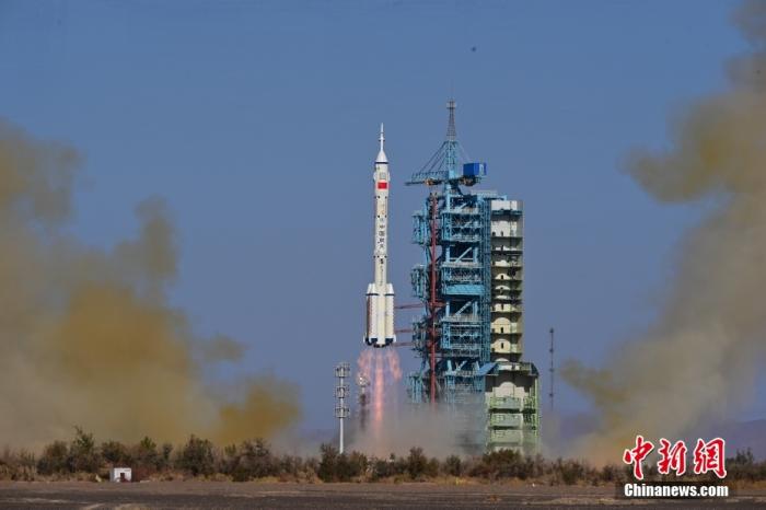 資料圖：北京時(shí)間2023年10月26日11時(shí)14分，搭載神舟十七號(hào)載人飛船的長(zhǎng)征二號(hào)F遙十七運(yùn)載火箭在酒泉衛(wèi)星發(fā)射中心點(diǎn)火發(fā)射。汪江波 攝