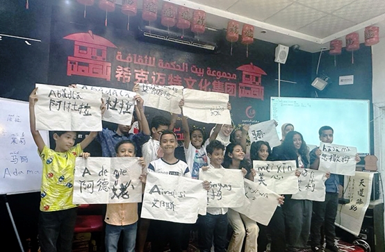 學(xué)著用中文書寫自己姓名的埃及兒童們。埃及?？诉~特文化集團供圖