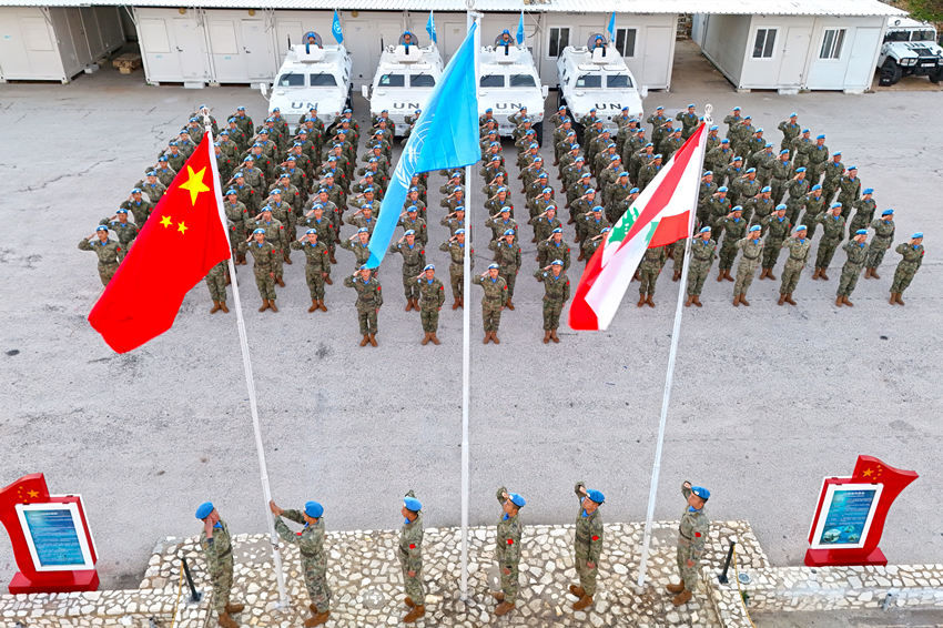 1月1日，中國第22批赴黎巴嫩維和官兵們舉行升旗儀式。胡光明攝