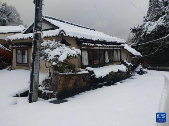 這是1月8日拍攝的日本能登半島地震災(zāi)區(qū)珠洲市的街景。