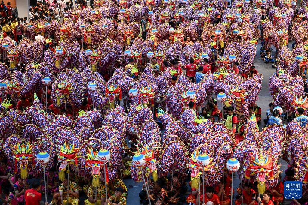 1月7日，演員們?cè)隈R來(lái)西亞雪蘭莪州巴生的一家購(gòu)物中心進(jìn)行舞龍表演。新華社記者 程一恒 攝