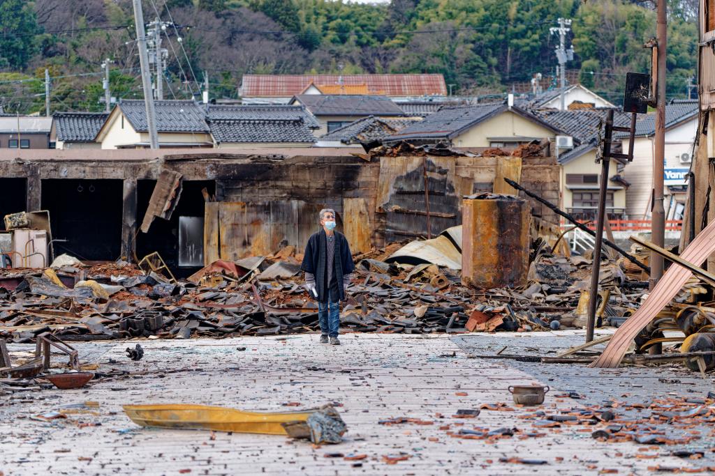 1月4日，一名市民查看日本石川縣輪島市“輪島早市”廢墟。新華社記者張笑宇攝